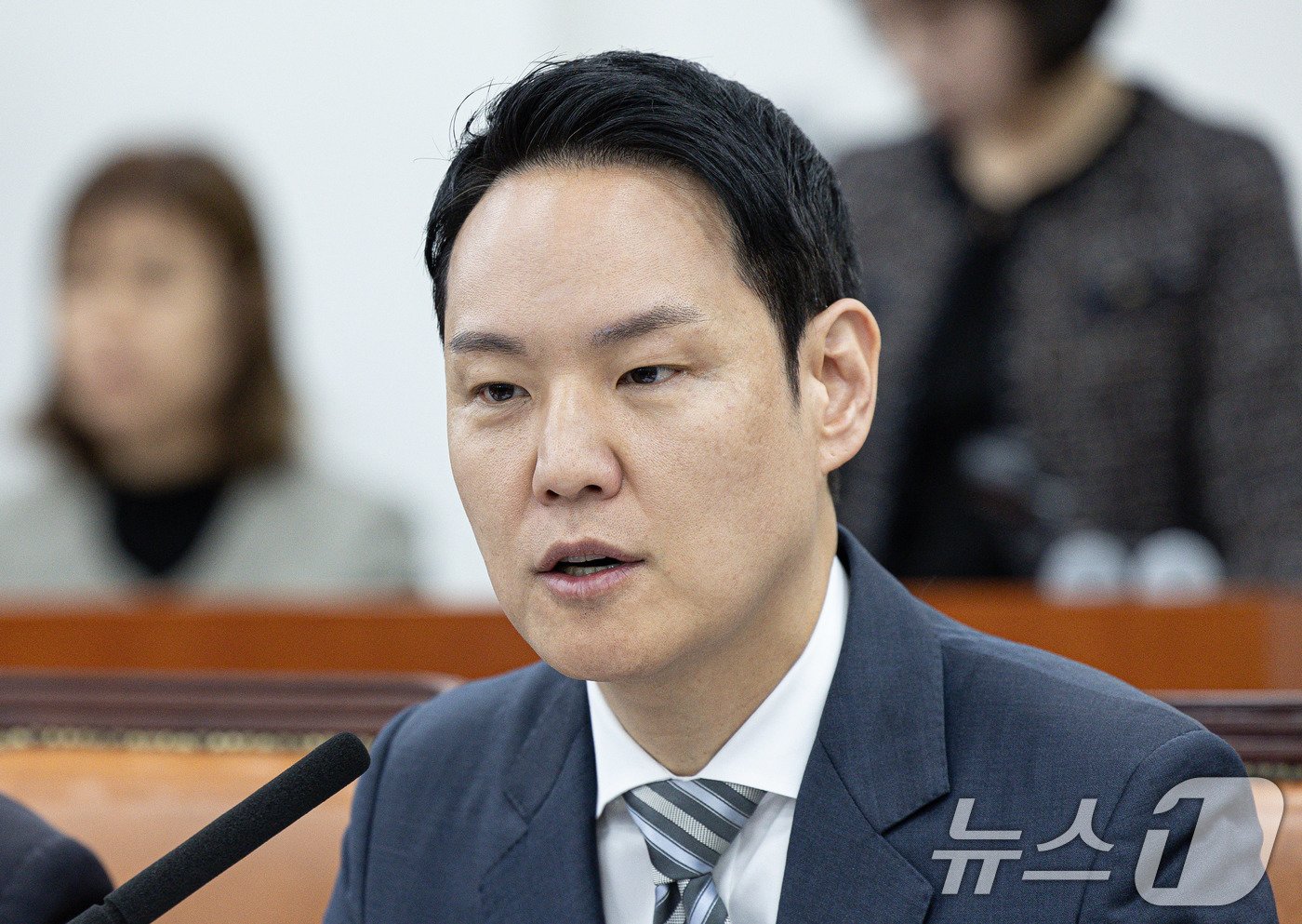 김한규 헌법재판관 선출에 관한 인사청문특별위원회 더불어민주당 간사가 18일 오전 서울 여의도 국회에서 열린 헌법재판관 선출에 관한 인사청문특별위원회 제1차 전체회의에서 인사말을 하고 있다. 이날 국민의힘은 헌법재판관 인사청문특위에 불참했다. 2024.12.18/뉴스1 ⓒ News1 이재명 기자