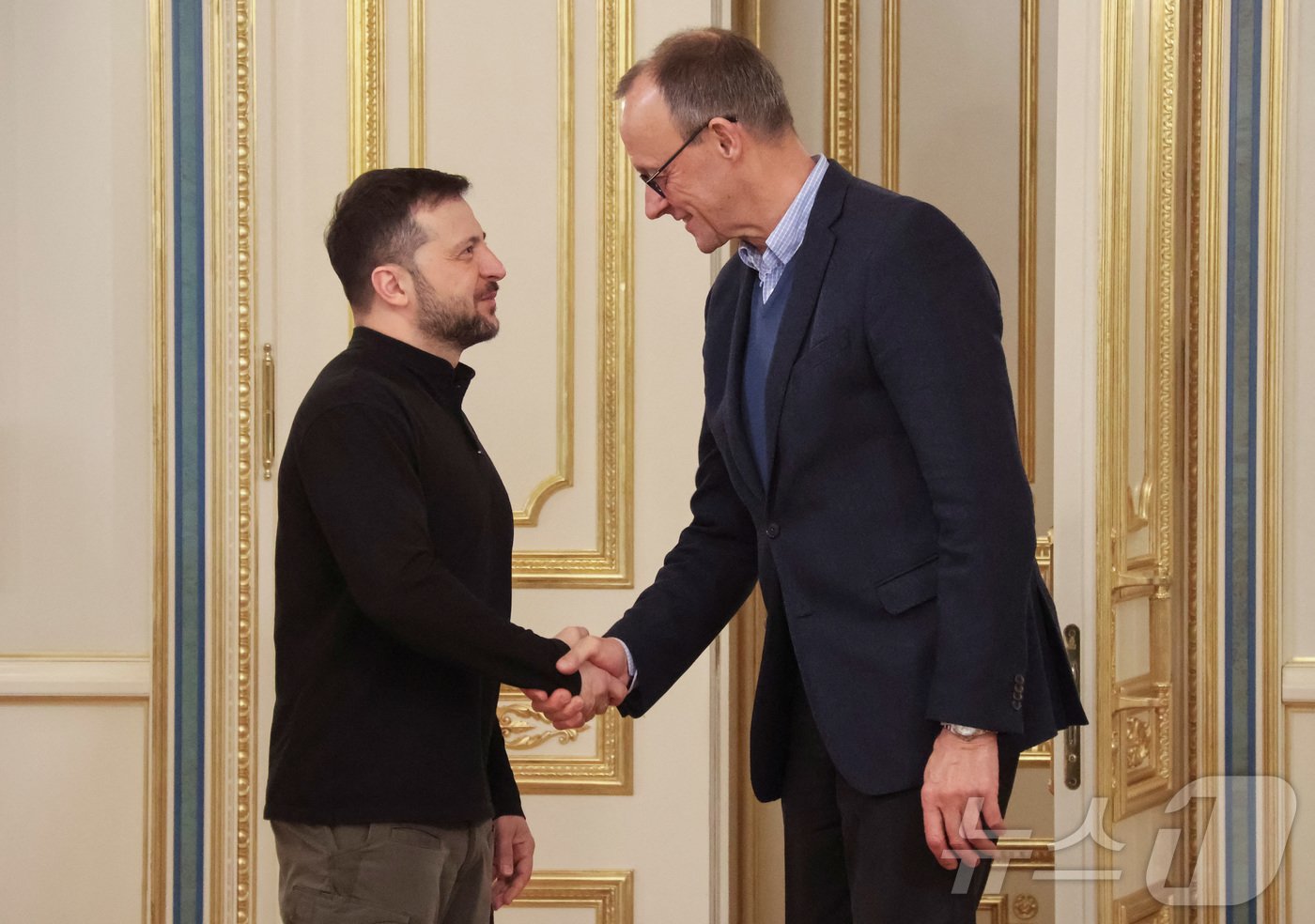 본문 이미지 - 9일(현지시간) 우크라이나 키이우에서 볼로디미르 젤렌스키 대통령(좌)이 독일의 프리드리히 메르츠 기독교민주당 대표(우)를 맞이하며 손을 흔들고 있다. 2024.12.09/ ⓒ 로이터=뉴스1 ⓒ News1 권진영 기자