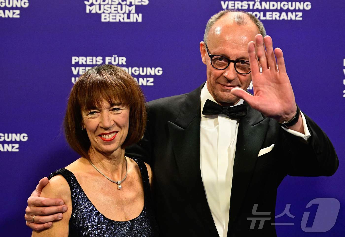본문 이미지 - 독일 베를린 유대인 박물관에서 열린 '이해와 관용상' 시상식에 참석한 프리드리히 메르츠 독일 기독교민주당 대표가 그의 아내 샬롯과 카메라를 향해 인사하고 있다. 2024.11.16/ ⓒ AFP=뉴스1 ⓒ News1 권진영 기자