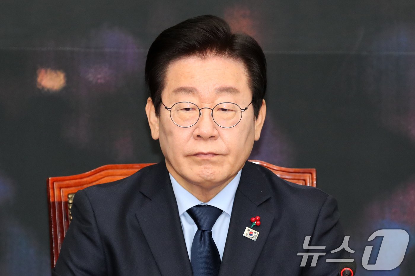 본문 이미지 - 이재명 더불어민주당 대표가 18일 오전 서울 여의도 국회에서 열린 최고위원회의에서 생각에 잠겨있다. 2024.12.18/뉴스1 ⓒ News1 이광호 기자