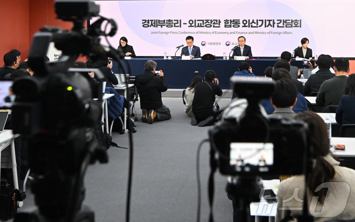 본문 이미지 - 최상목 경제부총리 겸 기획재정부 장관과 조태열 외교부 장관이 18일 오전 서울 종로구 프레스센터에서 열린 외신기자 간담회에 참석하고 있다. &#40;공동취재&#41; 2024.12.18/뉴스1 ⓒ News1 민경석 기자