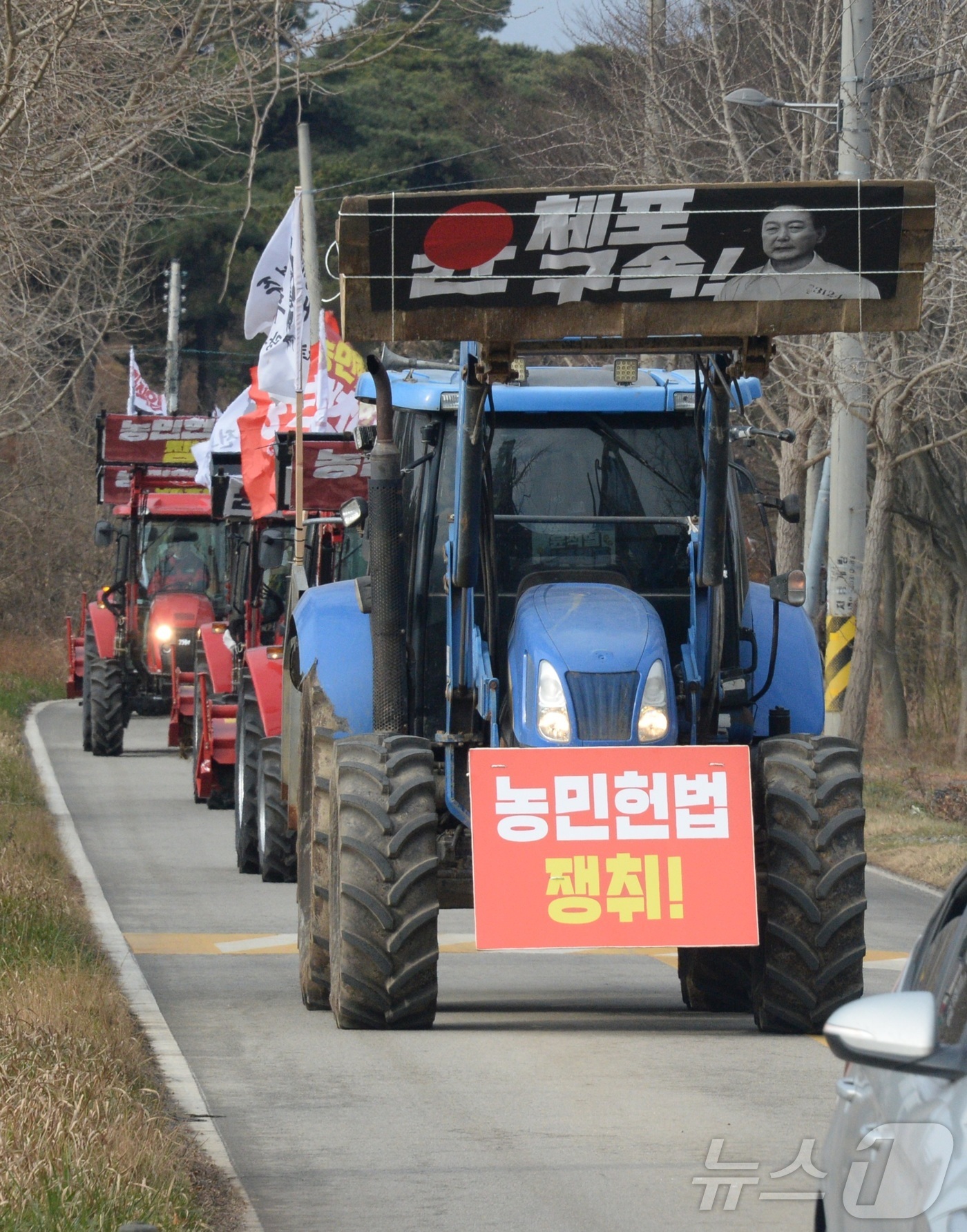 (정읍=뉴스1) 유경석 기자 = 전국농민회총연맹 전북지역 소속 농민들이 18일 전북자치도 정읍시 황토현전적지 일원에서 열린 '윤석열 퇴진! 전봉준투쟁단 트랙터 출정식'을 마치고 트 …