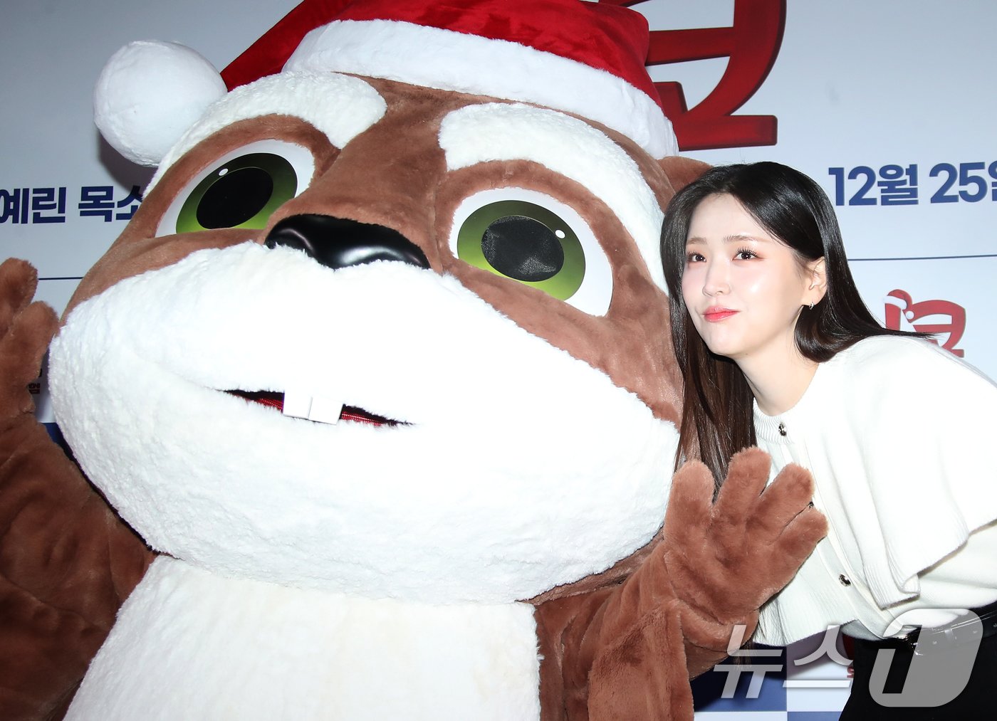 본문 이미지 - 배우 김지은이 18일 서울 강남구 코엑스 메가박스에서 열린 애니메이션 ‘니코:오로라 원정대의 모험’ 언론 시사회에서 포즈를 취하고 있다. '니코: 오로라 원정대의 모험'은 멋진 산타 비행단을 꿈꾸는 꼬마 사슴 ‘니코’와 ‘스텔라’가 크리스마스를 하루 앞두고 사라져버린 썰매를 되찾기 위해 떠나면서 펼쳐지는 모험을 그린 작품이다. 2024.12.18/뉴스1 ⓒ News1 권현진 기자