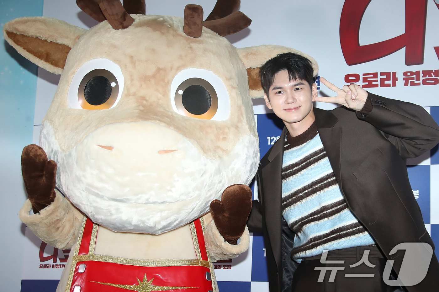본문 이미지 - 배우 옹성우가 18일 서울 강남구 코엑스 메가박스에서 열린 애니메이션 ‘니코:오로라 원정대의 모험’ 언론 시사회에서 포즈를 취하고 있다. '니코: 오로라 원정대의 모험'은 멋진 산타 비행단을 꿈꾸는 꼬마 사슴 ‘니코’와 ‘스텔라’가 크리스마스를 하루 앞두고 사라져버린 썰매를 되찾기 위해 떠나면서 펼쳐지는 모험을 그린 작품이다. 2024.12.18/뉴스1 ⓒ News1 권현진 기자