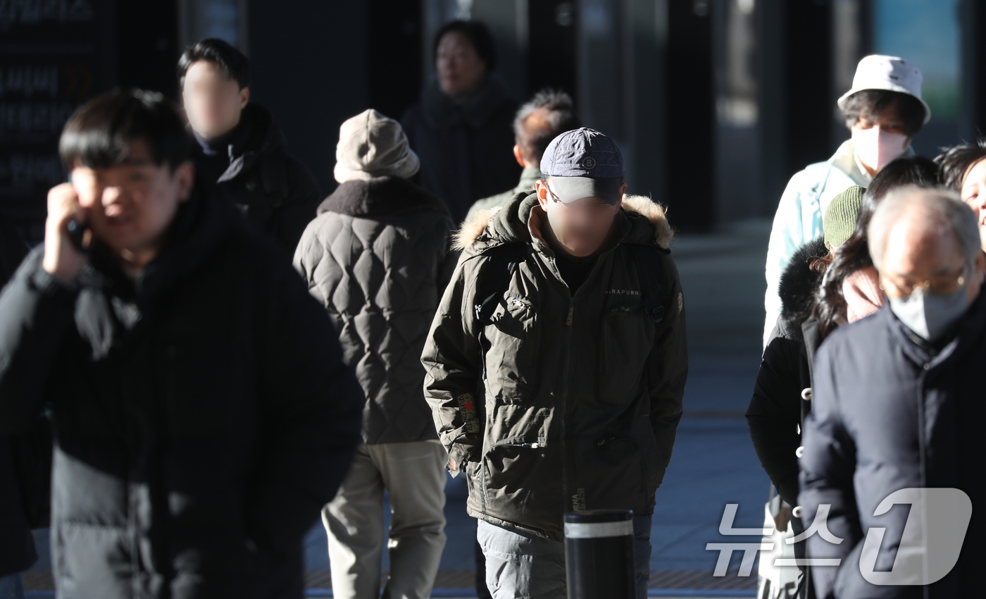 (수원=뉴스1) 김영운 기자 = 수도권 지역에 강추위가 이어진 18일 오전 경기 수원시 권선구 수원역환승센터에서 시민들이 두꺼운 외투를 입고 이동하고 있다. 2024.12.18/뉴 …