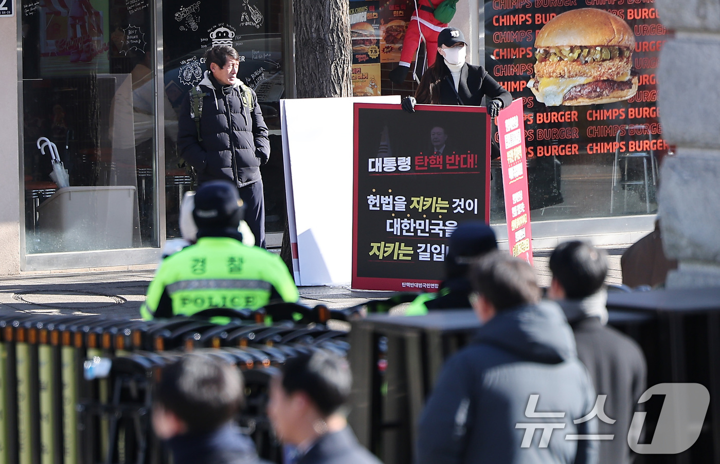 (서울=뉴스1) 김성진 기자 = 12.3 비상계엄 관련 윤석열 대통령의 탄핵심판을 앞둔 18일 서울 종로구 헌법재판소 앞에서 한 시민이 탄핵을 반대하는 1인 시위를 하고 있다.이날 …