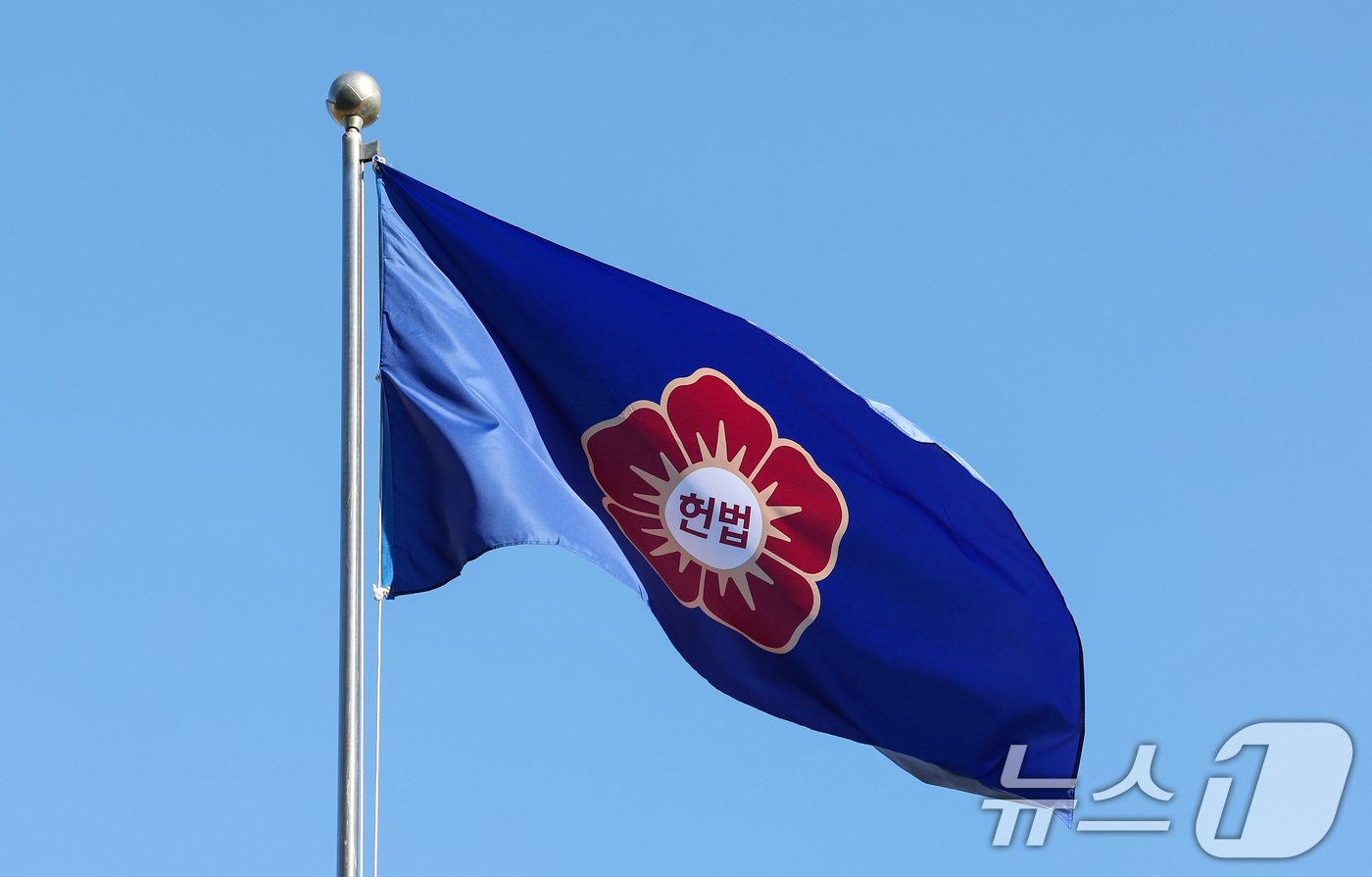 본문 이미지 - 12.3 비상계엄 관련 윤석열 대통령의 탄핵심판을 앞둔 18일 서울 종로구 헌법재판소에 깃발이 바람에 휘날리고 있다./뉴스1 ⓒ News1 김성진 기자