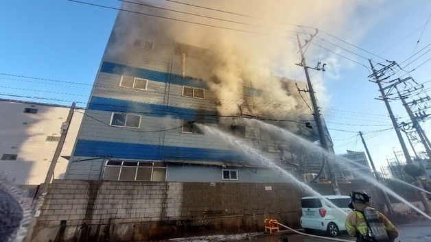 안산 화학물질 제조공장 화재로 3명 부상…3시간 40여분 만에 완진(종합)