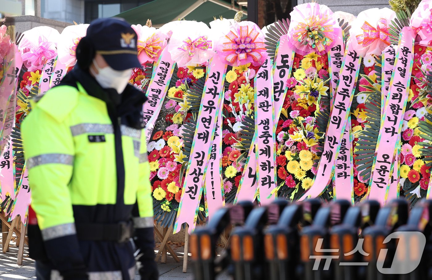 12.3 비상계엄 관련 윤석열 대통령의 탄핵심판을 앞둔 18일 서울 종로구 헌법재판소 앞에 탄핵을 반대하는 화환이 놓여져 있다. 이날 헌법재판소는 윤석열 대통령에게 24일까지 계엄을 논의한 국무회의 회의록을 제출하라고 요구했다. 2024.12.18/뉴스1 ⓒ News1 김성진 기자