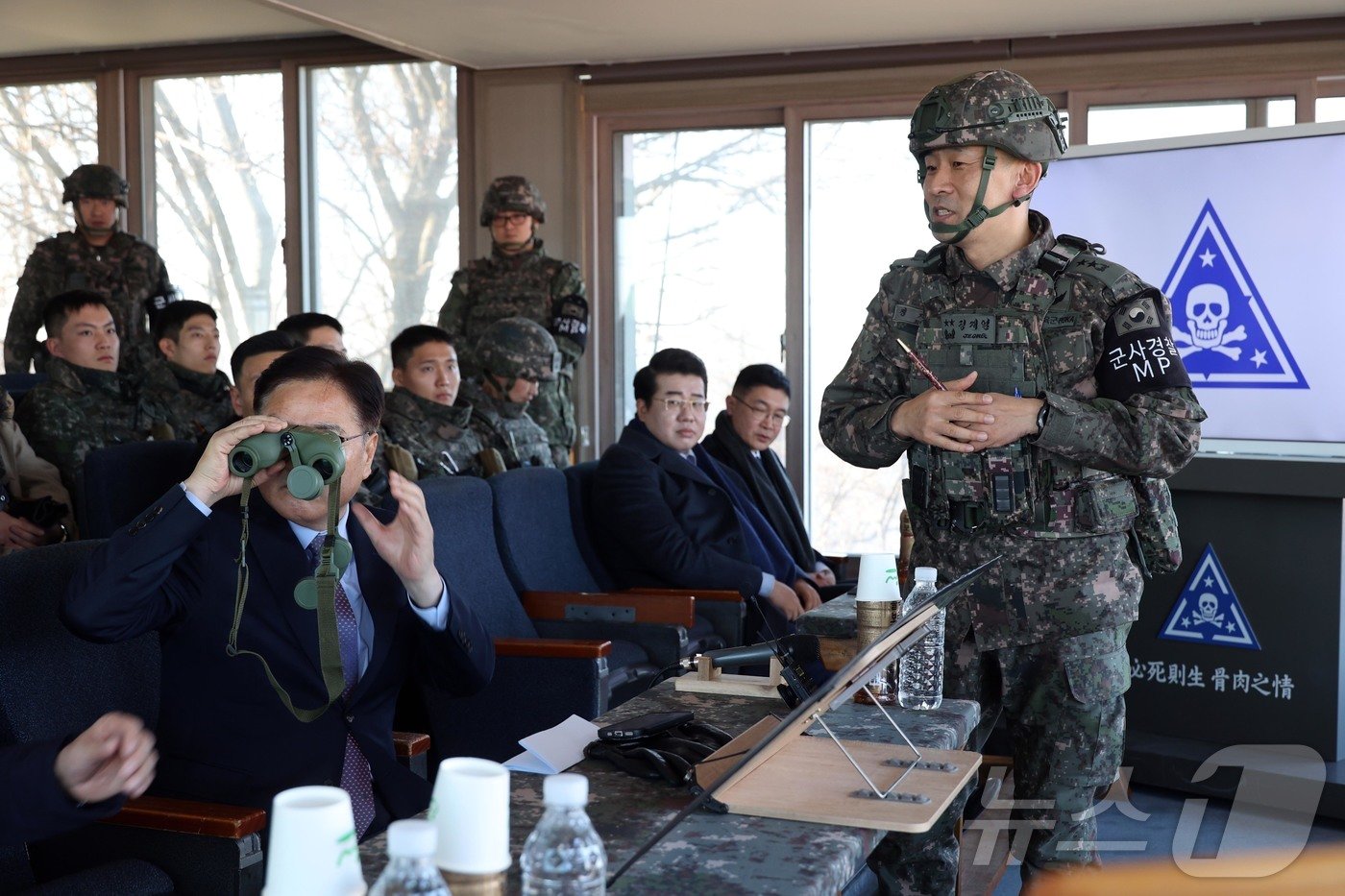 우원식 국회의장이 18일 강원도 철원군 육군 제3보병사단을 방문해 최전방 경계작전태세를 점검하고 있다. 2024.12.18/뉴스1 ⓒ News1 국회사진취재단