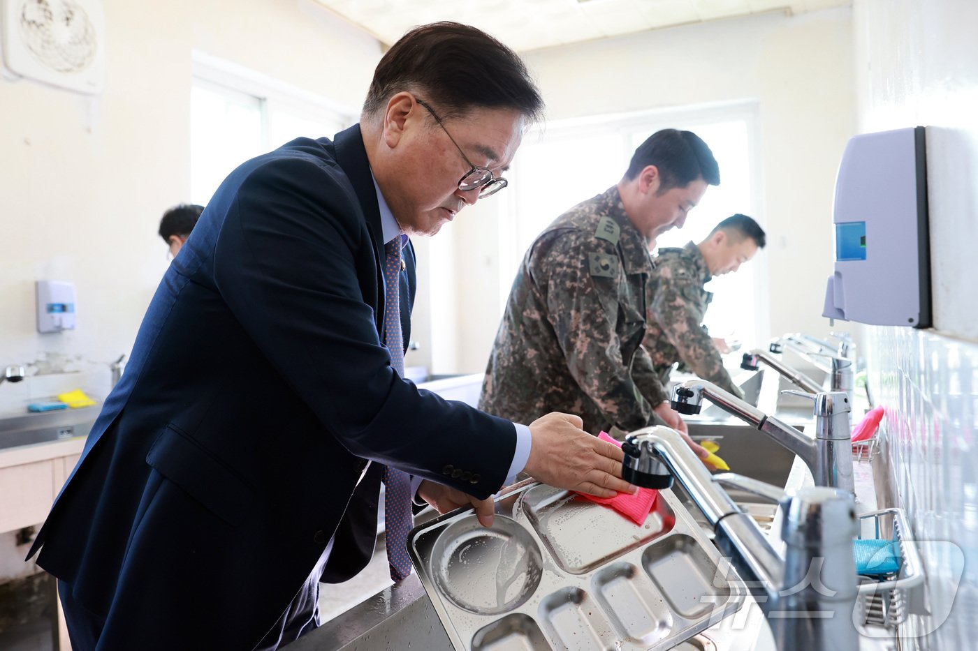 우원식 국회의장이 18일 오전 강원도 철원군 3사단 수색대대에서 군장병과 식사를 마치고 식판을 세척하고 있다. 2024.12.18/뉴스1 ⓒ News1 국회사진취재단