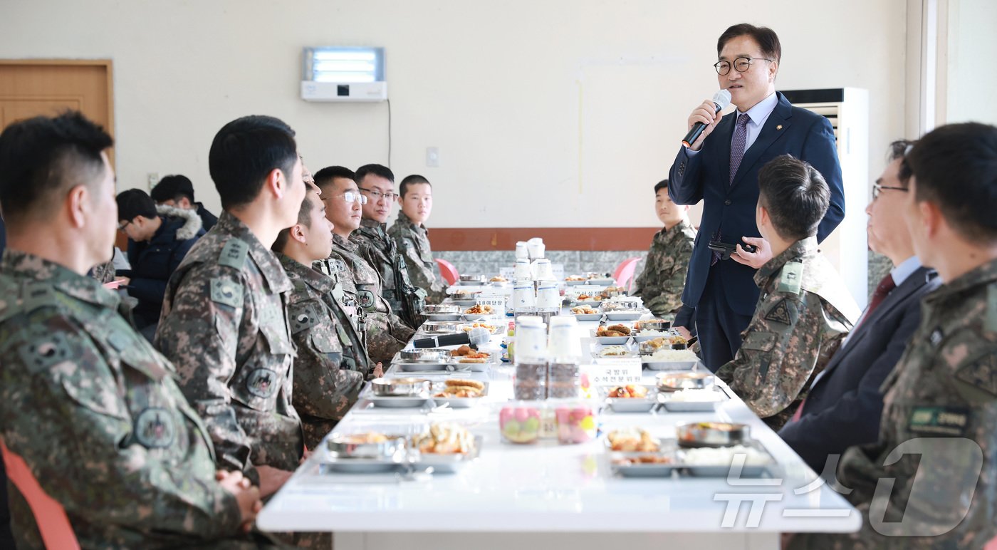 우원식 국회의장이 18일 오전 강원도 철원군 3사단 수색대대에서 군 장병들과 식사하며 인사말을 하고 있다. 2024.12.18/뉴스1 ⓒ News1 국회사진취재단