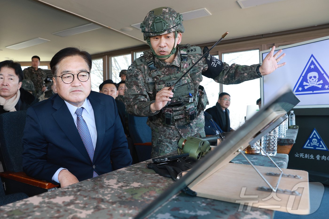 우원식 국회의장이 18일 오전 강원도 철원군 3사단 백골 OP에서 북측 지형을 확인하고 있다. 2024.12.18/뉴스1 ⓒ News1 국회사진취재단