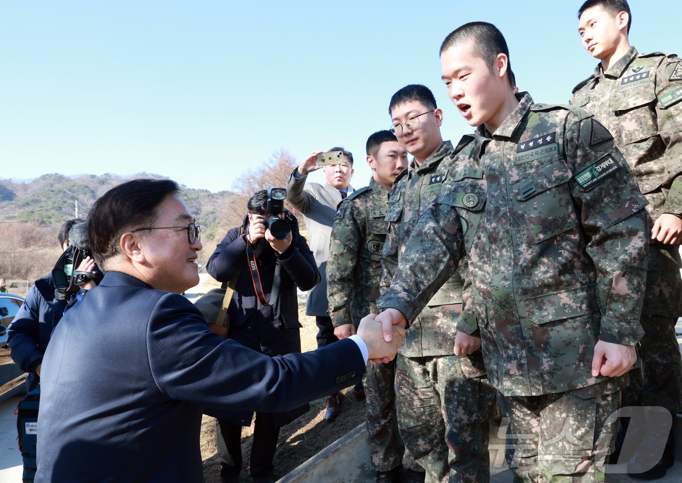 우원식 국회의장&#40;왼쪽&#41;이 18일 오전 강원도 철원군 3사단 수색대대에서 군 장병들과 악수를 하고 있다. 2024.12.18/뉴스1 ⓒ News1 국회사진취재단