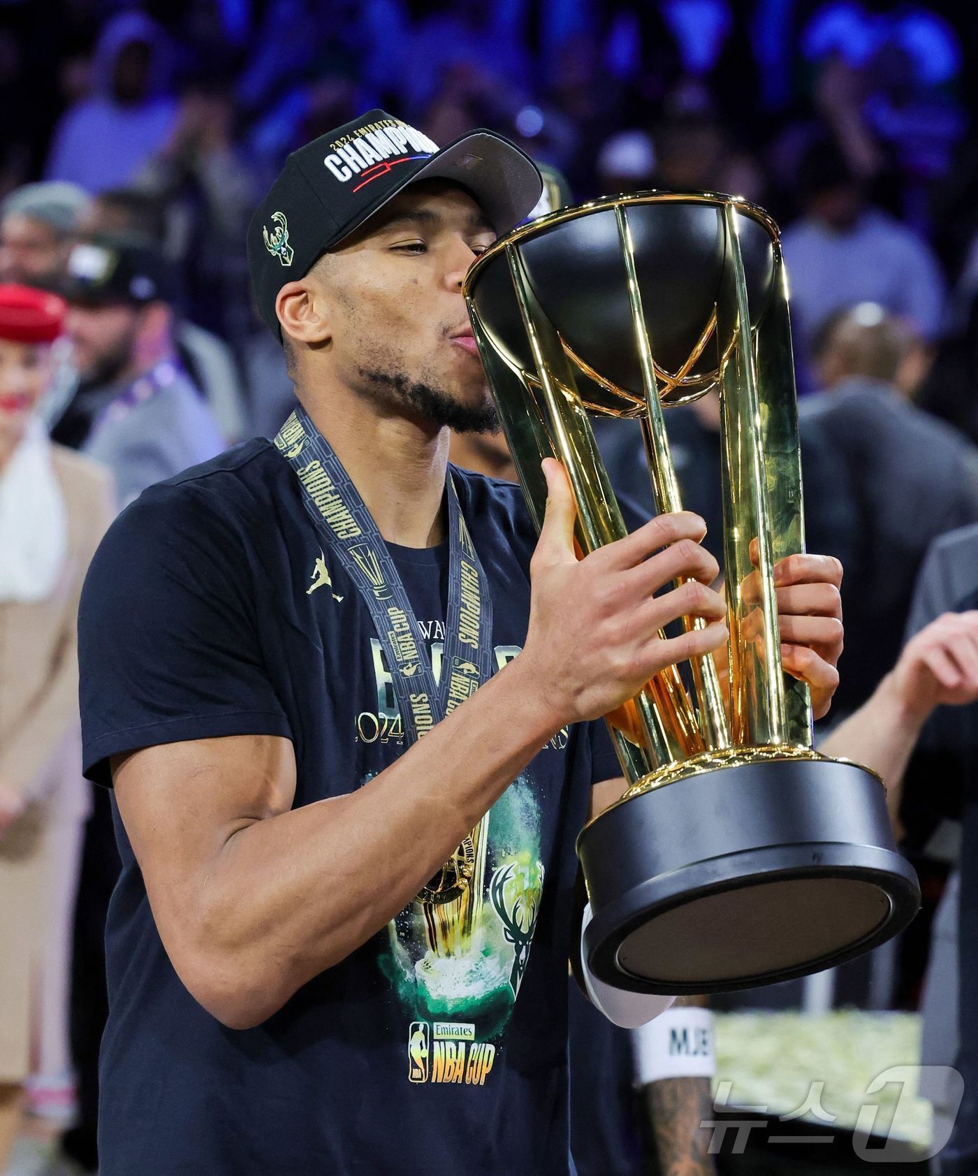 본문 이미지 - 야니스 아데토쿤보가 2024 NBA 에미레이트컵 MVP를 수상했다. ⓒ AFP=뉴스1