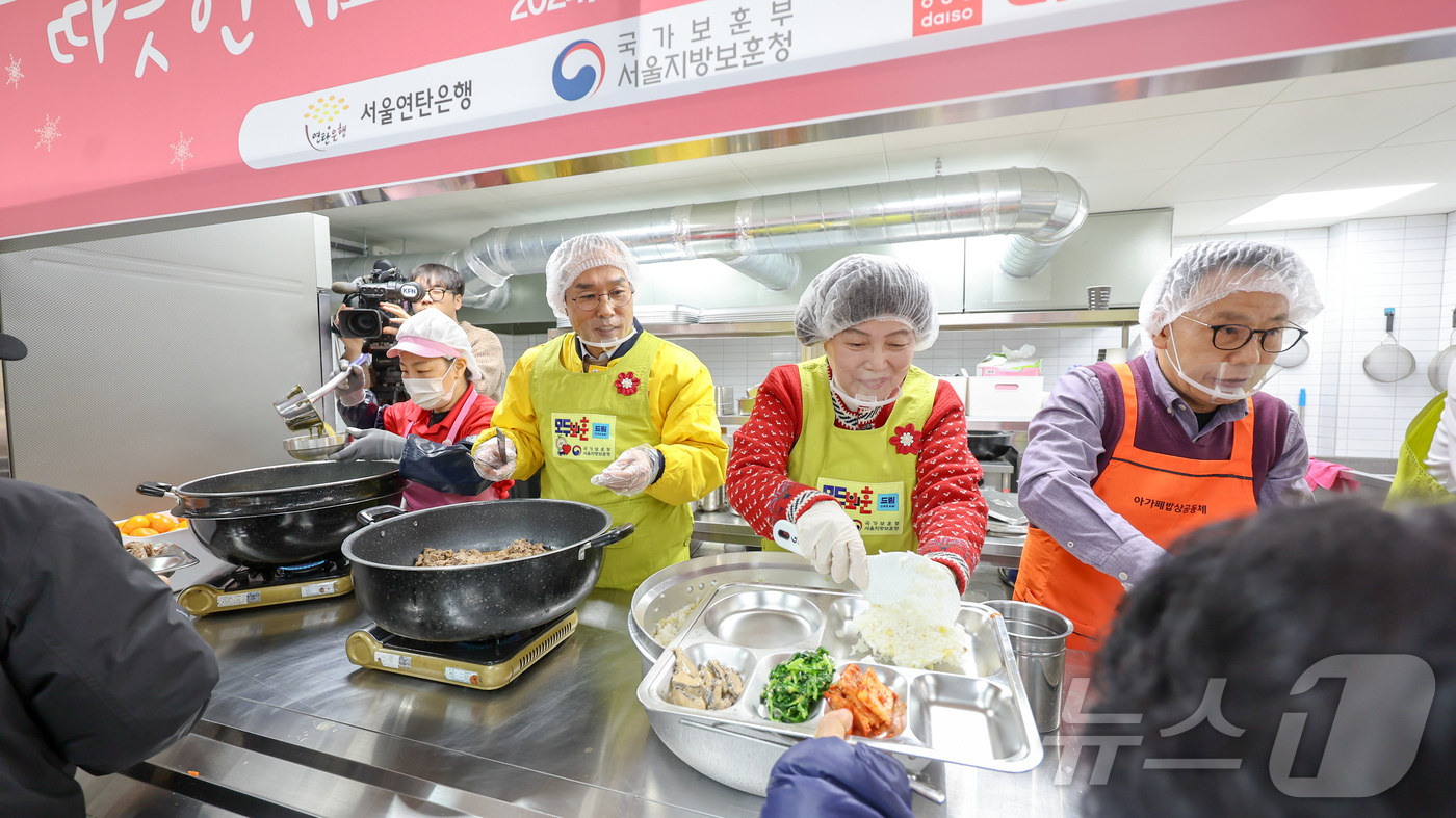 (서울=뉴스1) = 강정애 국가보훈부 장관이 18일 오전 서울시 용산구 서울연탄은행에서 열린 민.관.학이 함께하는 모두의 보훈 따뜻한 한 끼 봉사에 참석하여 허기복 밥상공동체 연탄 …