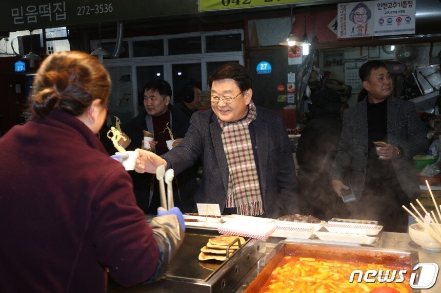 본문 이미지 - 박성효 소상공인시장진흥공단 이사장이 대전 문창전통시장을 찾아 물건을 구매하고 있다.(소상공인시장진흥공단 제공)