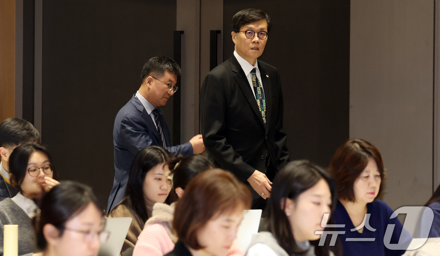 (서울=뉴스1) 김명섭 기자 = 이창용 한국은행 총재가 18일 오후 서울 중구 한국은핸 콘퍼러스홀에서 열린 2024년 하반기 물가 설명회에 참석하고 있다. 2024.12.18/뉴스 …