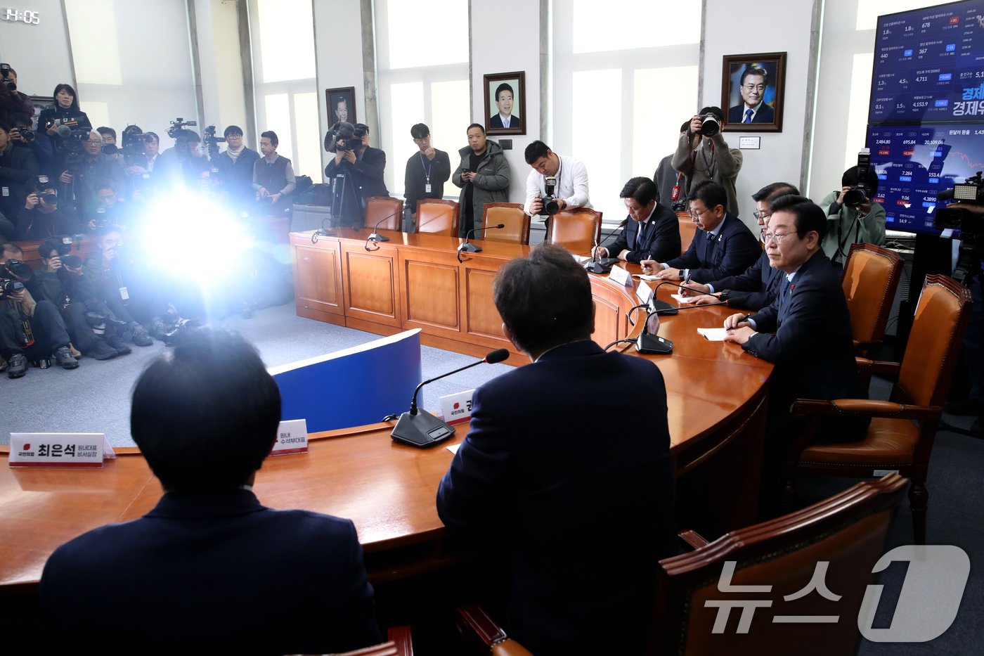 이재명 더불어민주당 대표가 18일 오후 서울 여의도 국회에서 가진 권성동 국민의힘 대표 권한대행 겸 원내대표와의 첫 회동에서 권 권한대행의 발언을 듣고 있다. 2024.12.18/뉴스1 ⓒ News1 이광호 기자