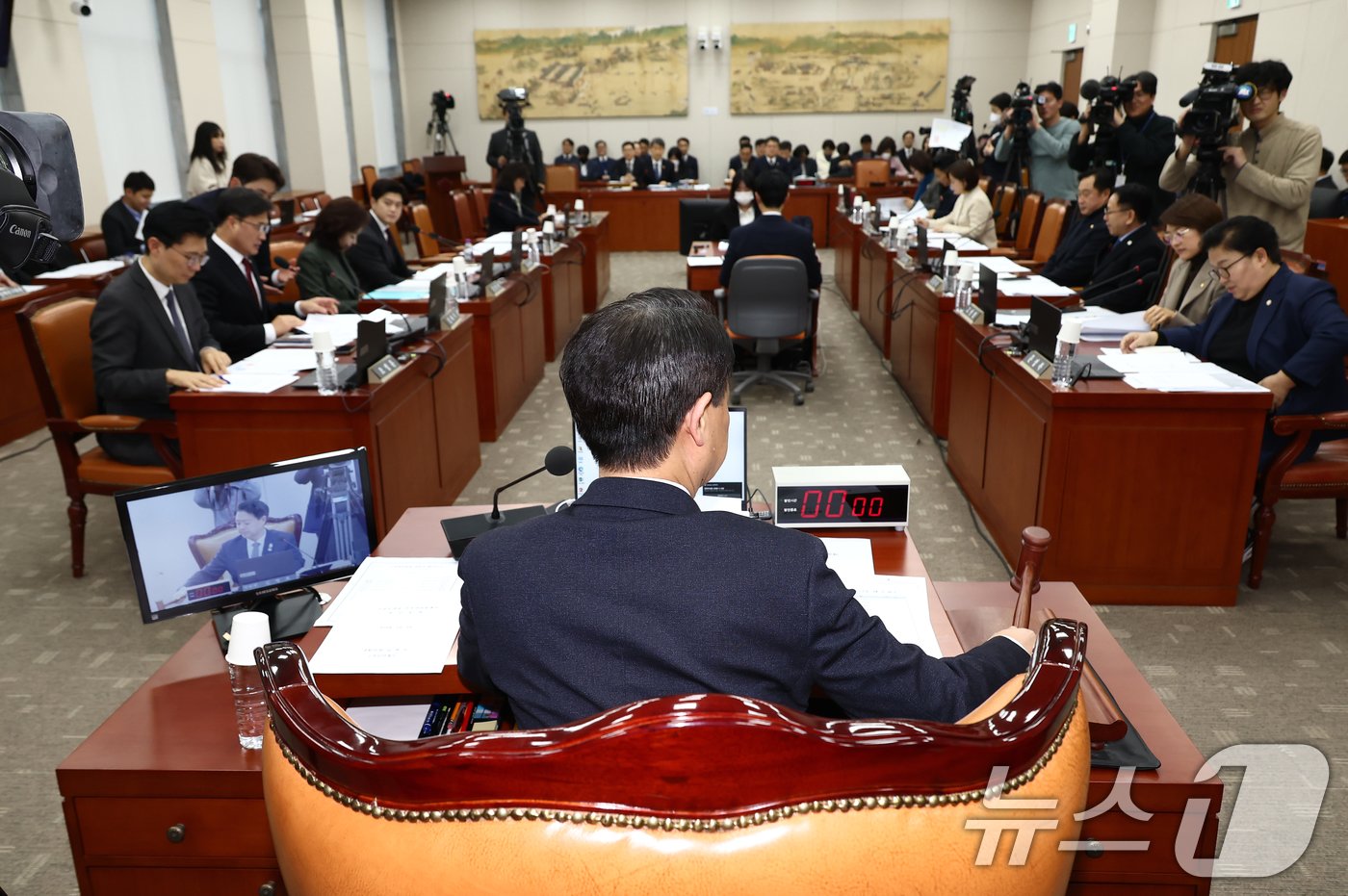 본문 이미지 - 김영호 교육위원장이 18일 오후 서울 여의도 국회에서 열린 교육위원회 전체회의에서 의사봉을 두드리고 있다. 2024.12.18/뉴스1 ⓒ News1 김민지 기자