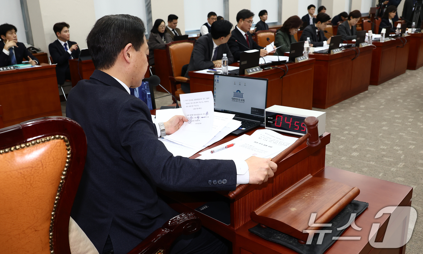 (서울=뉴스1) 김민지 기자 = 김영호 교육위원장이 18일 오후 서울 여의도 국회에서 열린 교육위원회 전체회의에서 증인 임태희 경기도교육감 고발의 건에 대해 가결을 알리고 있다. …