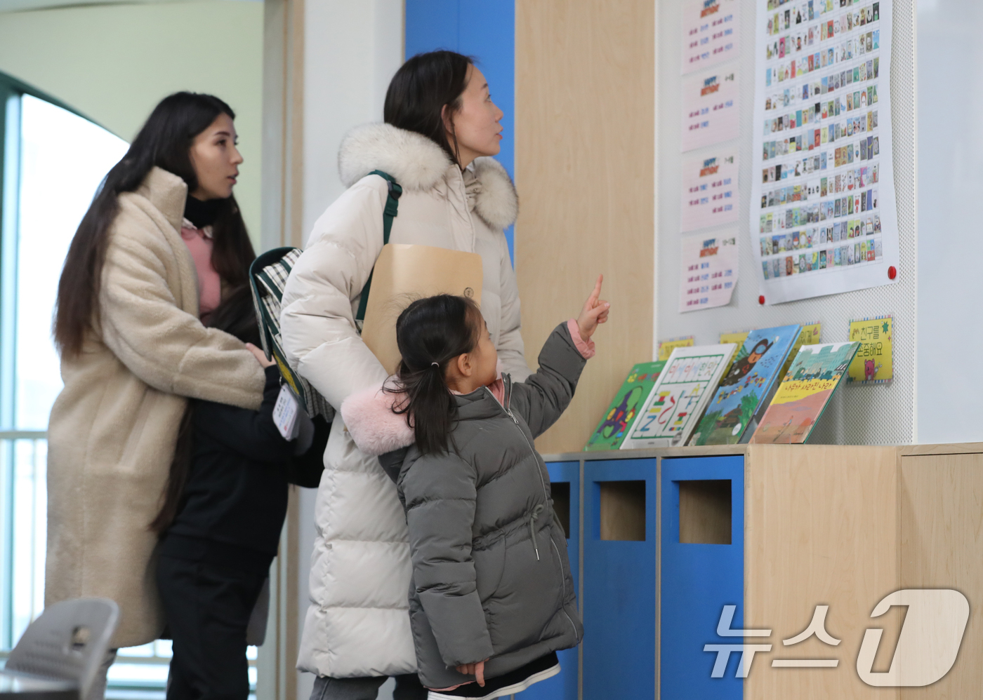 (수원=뉴스1) 김영운 기자 = 18일 오후 경기 수원시 팔달구 팔달초등학교에서 열린 2025학년도 신입생 예비소집에서 예비신입생들과 학부모가 1학년 교실을 살펴보고 있다. 202 …