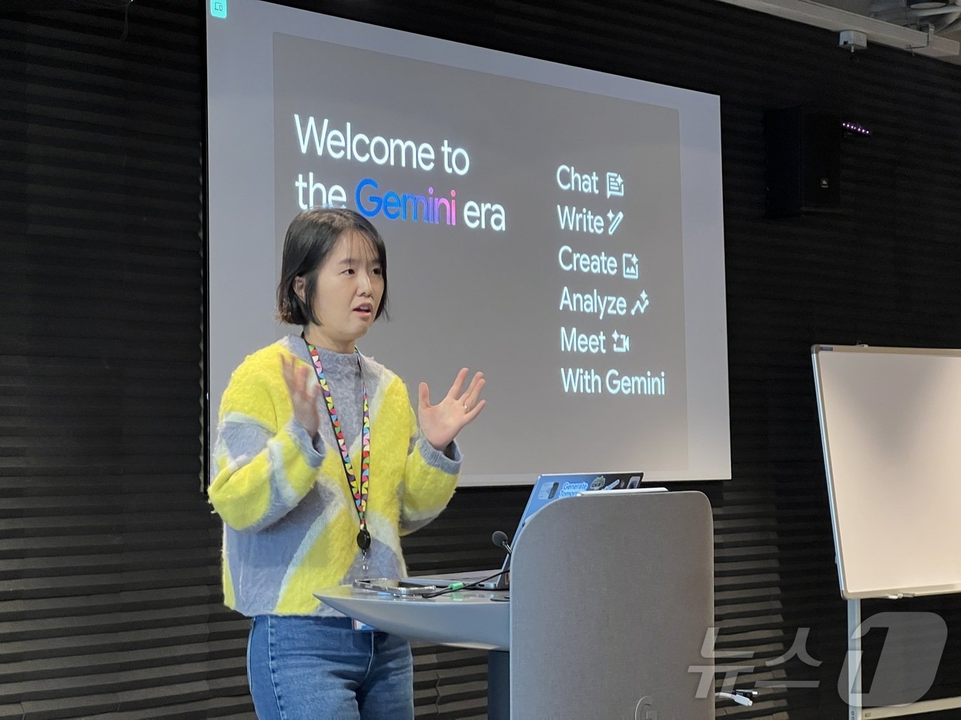 본문 이미지 - 조혜민 구글 워크스페이스 커스터머 엔지니어링 코리아 리드가 18일 서울 강남구 구글코리아 본사에서 열린 '구글 워크스페이스를 위한 제미나이' 세션에서 발표하고 있다. 2024.12.18/뉴스1 ⓒ 뉴스1 김민재 기자