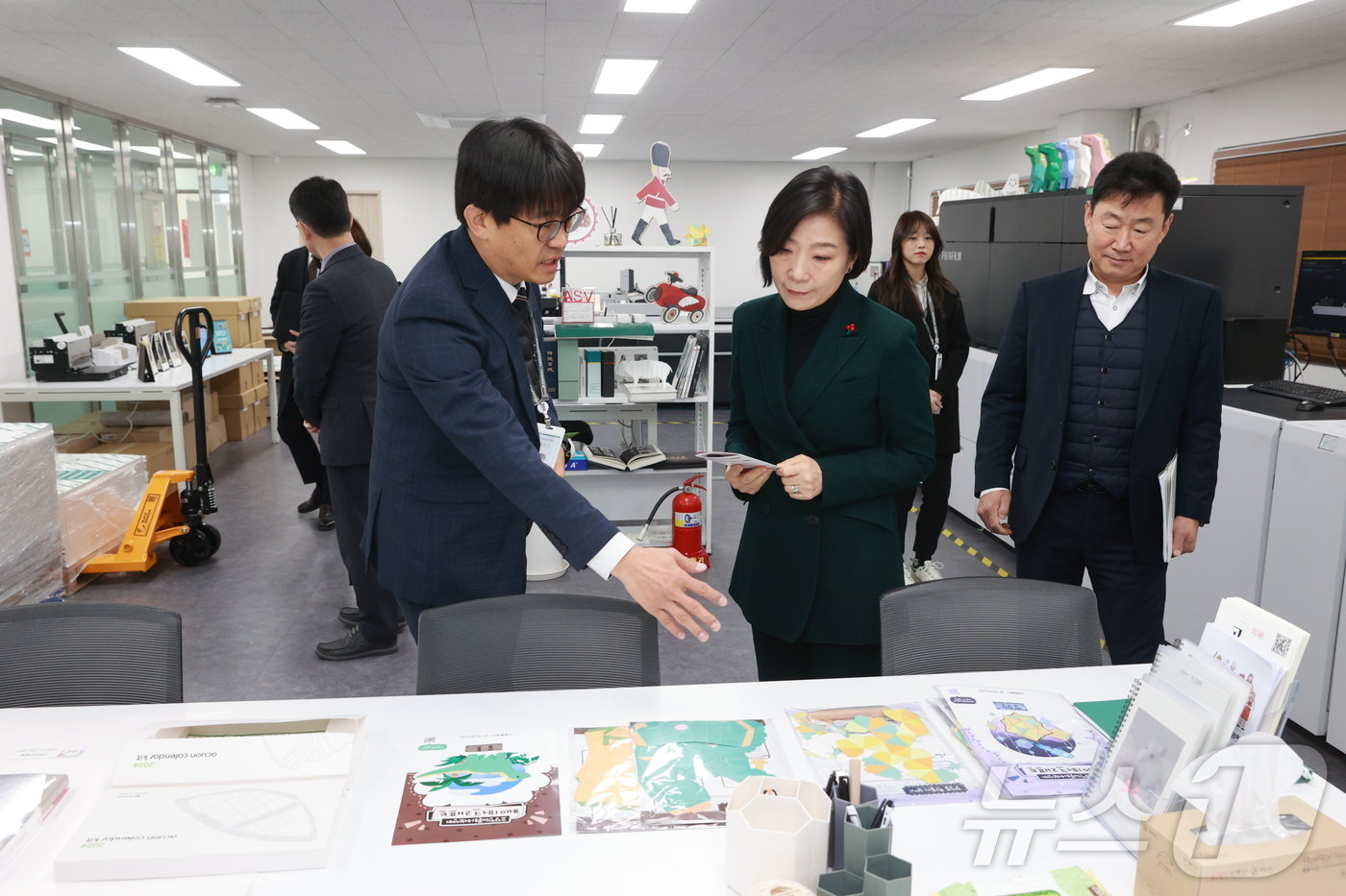 본문 이미지 - 오영주 중소벤처기업부 장관이 18일 경기 고양 인쇄문화허브센터(소공인특화지원센터)를 방문해 현장을 둘러보고 있다.(중소벤처기업부 제공)
