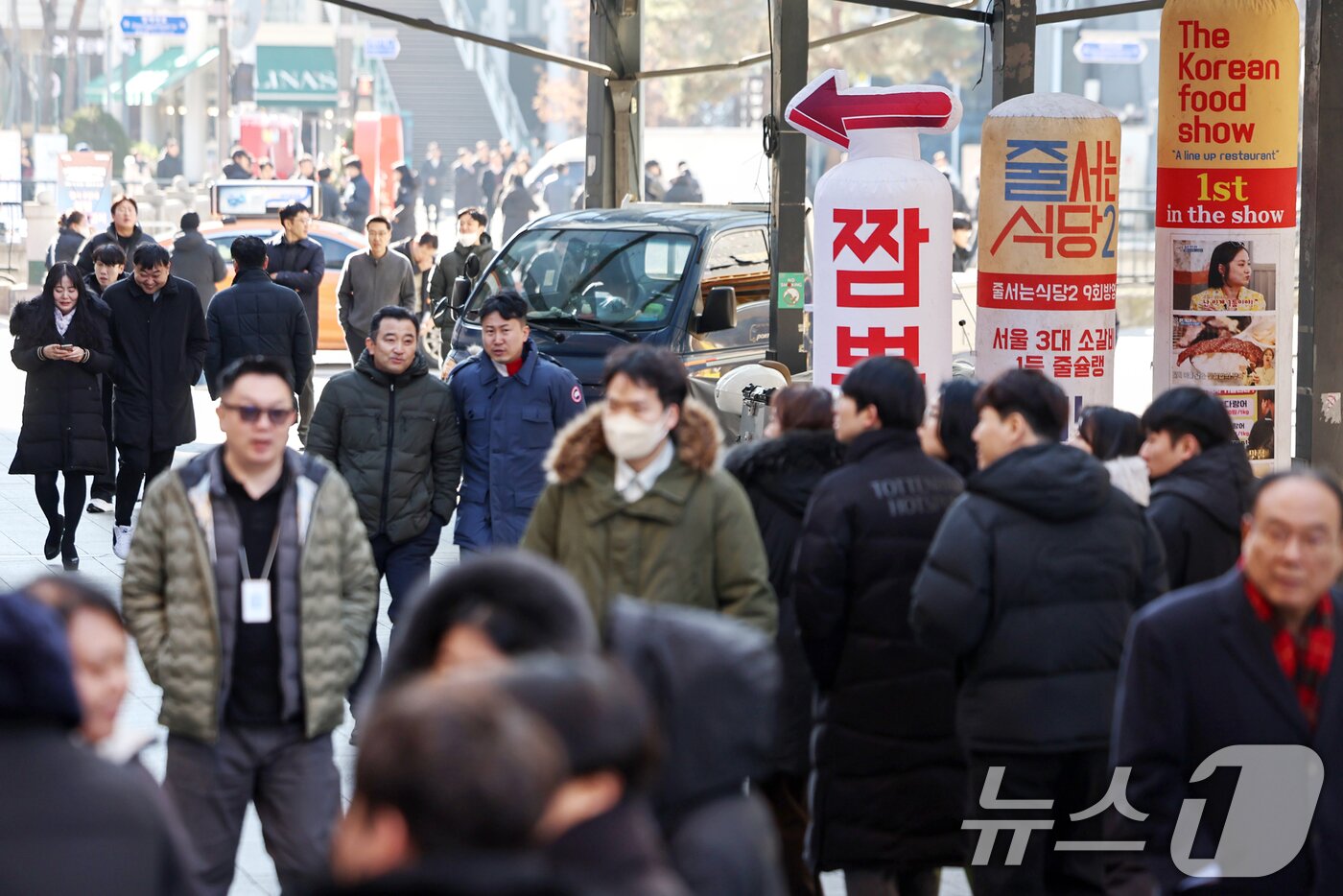 본문 이미지 - 서울 종로3가 먹자골목이 점심시간을 맞은 직장인들로 붐비고 있다. &#40;자료사진&#41; ⓒ News1 민경석 기자