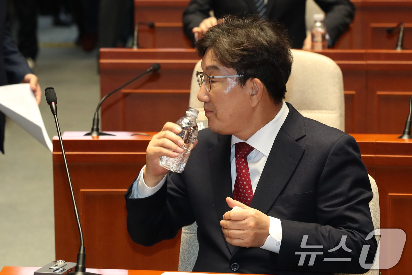 본문 이미지 - 권성동 국민의힘 대표 권한대행 겸 원내대표가 18일 오후 서울 여의도 국회에서 열린 비상의원총회에서 물을 마시고 있다. 2024.12.18/뉴스1 ⓒ News1 이광호 기자