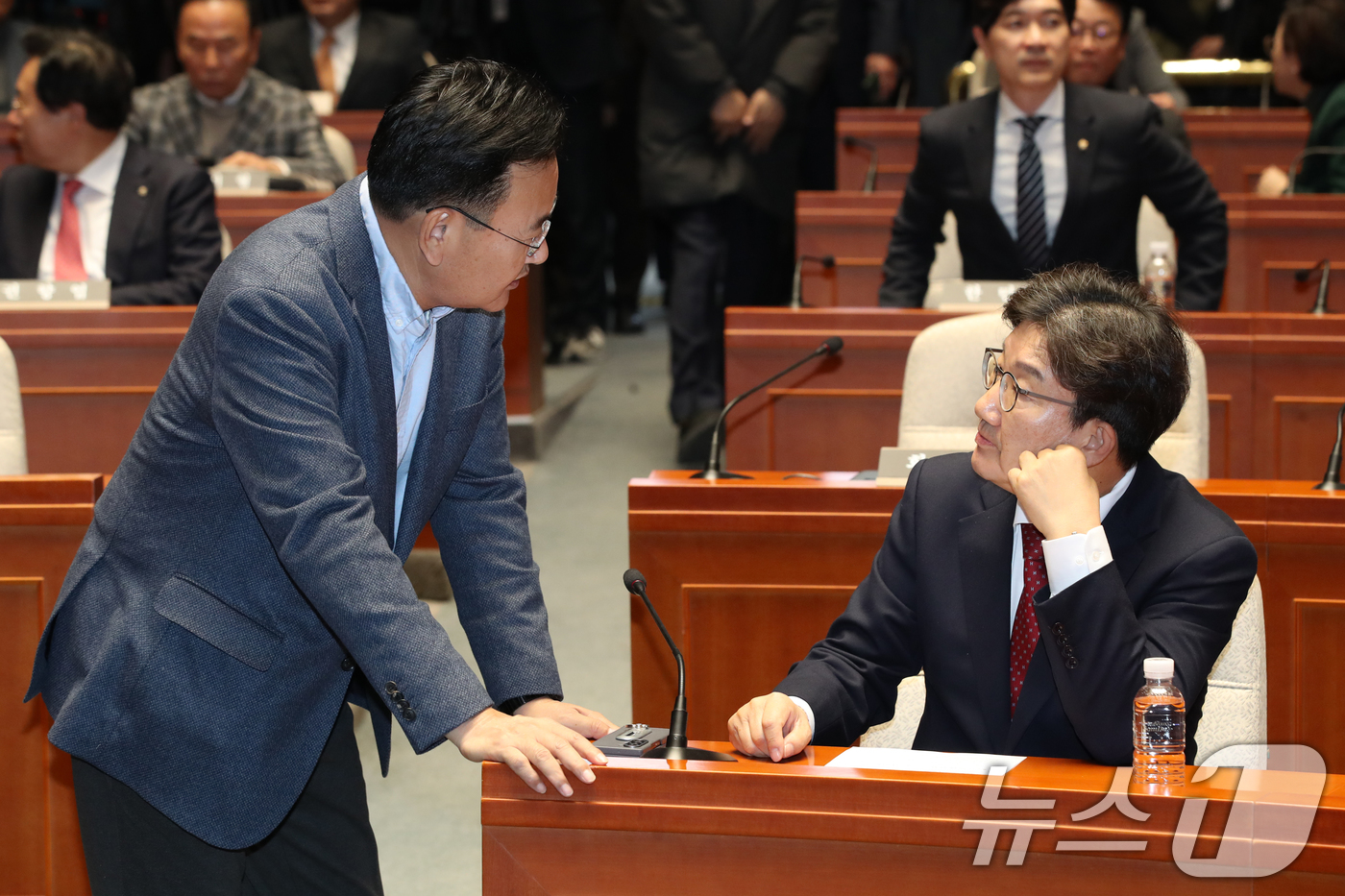 (서울=뉴스1) 이광호 기자 = 권성동 국민의힘 대표 권한대행 겸 원내대표가 18일 오후 서울 여의도 국회에서 열린 비상의원총회에서 유상범 의원과 대화하고 있다. 2024.12.1 …