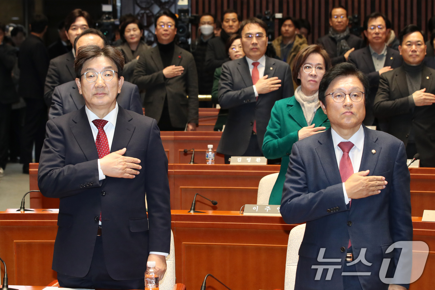 (서울=뉴스1) 이광호 기자 = 권성동 국민의힘 대표 권한대행 겸 원내대표가 18일 오후 서울 여의도 국회에서 열린 비상의원총회에서 의원들과 함께 국민의례를 하고 있다. 2024. …