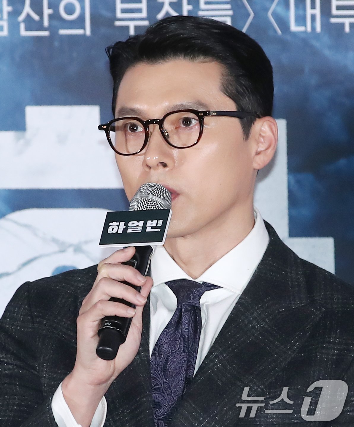 본문 이미지 - 배우 현빈이 18일 서울 용산구 CGV용산아이파크몰에서 열린 영화 '하얼빈'(감독 우민호) 언론 시사회에 참석해 인사말을 하고 있다. '하얼빈'은 1909년, 하나의 목적을 위해 하얼빈으로 향하는 이들과 이를 쫓는 자들 사이의 숨 막히는 추적과 의심을 그린 작품이다. 2024.12.18/뉴스1 ⓒ News1 권현진 기자