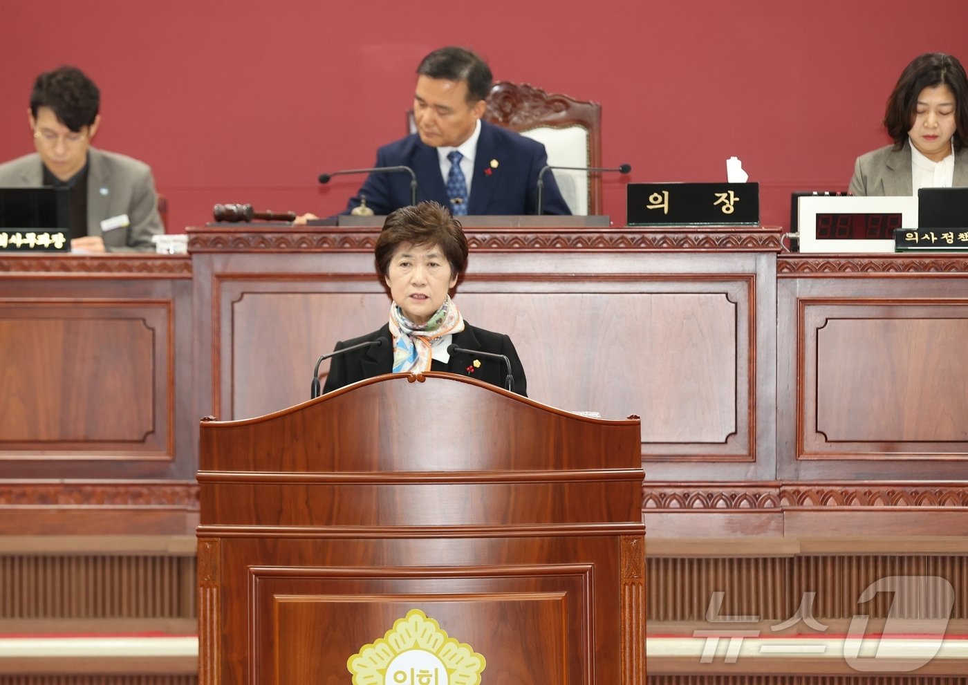 본문 이미지 - 이선덕 의원이 18일 본회의에서 '새만금~목포 서해안 철도'국가철도망노선 반영을 촉구하는 결의안을 낭독하고 있다.(고창군의회 제공)2024.12.18/뉴스1