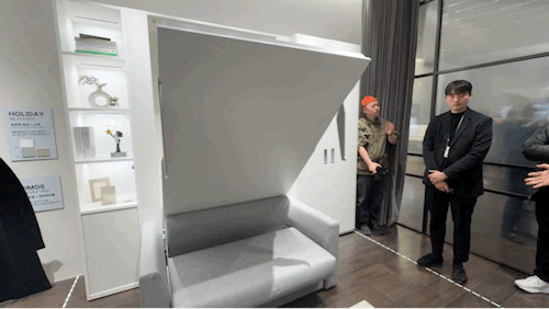 본문 이미지 - 희림종합건축사사무소는 18일 강동구 성내동에서 열린 스마트 가구 브랜드 '미오(MIO)' 출시 행사를 진행했다. 세로형 침대와 소파를 강조한 '홀리데이 릴렉스&레스트' 시연 모습. 2024.12.18/뉴스1 ⓒ News1 한지명 기자 