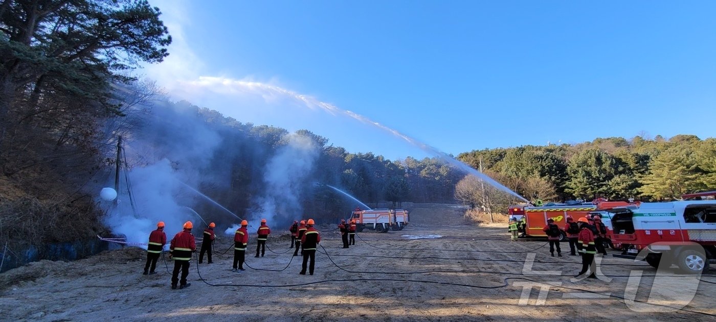 본문 이미지 - 강원도는 18일 철원군 동송읍 오지리 일원에서 북한 쓰레기 풍선으로 인한 야간 산불 대응 강화를 위한 유관기관 합동 산불 진화 훈련을 실시했다.(강원도 제공) 2024.12.18/뉴스1