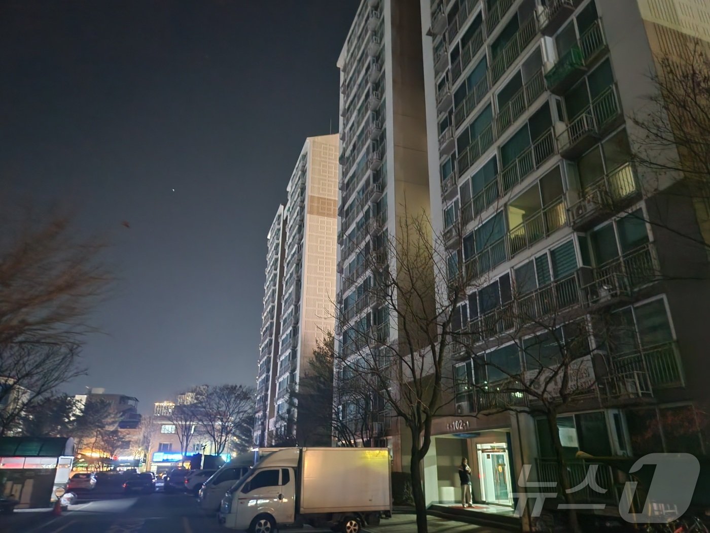 본문 이미지 - 18일 오후 6시15분쯤 강원 춘천시 퇴계동 일대에서 정전사고가 발생했다. 2024.12.18/뉴스1 이종재기자