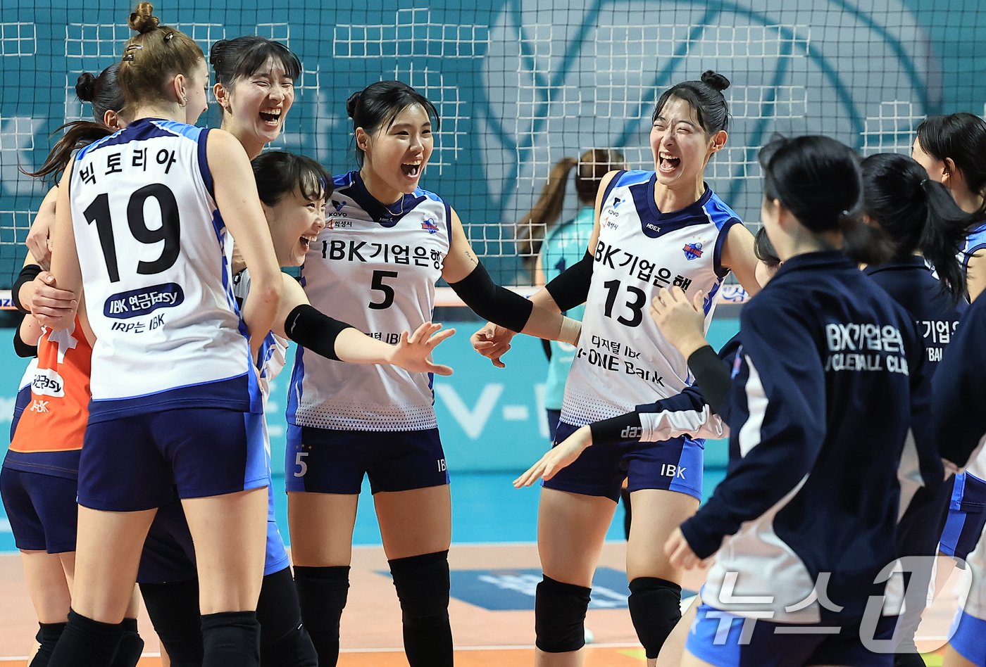 본문 이미지 - 18일 오후 서울 중구 동호로 장충체육관에서 열린 2024-2025 도드람 V리그 GS칼텍스와 IBK기업은행의 경기 4세트 막판 역전으로 승리한 IBK기업은행 선수들이 기쁨을 나누고 있다. 2024.12.18/뉴스1 ⓒ News1 박정호 기자