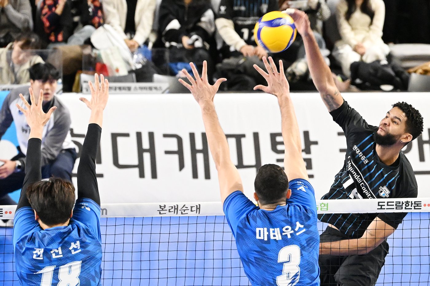 본문 이미지 - 공격하는 현대캐피탈의 외국인 선수 레오(오른쪽). (KOVO 제공)