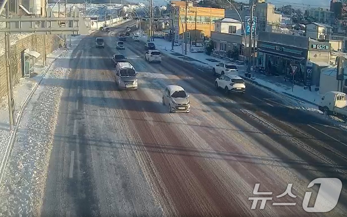 본문 이미지 - 19일 오전 경북 포항시 남구 구룡포와 호미곶에 눈이 내려 도로 일부구간에 눈이 쌓여있다. 2024.12.19/뉴스1 ⓒ News1 최창호 기자