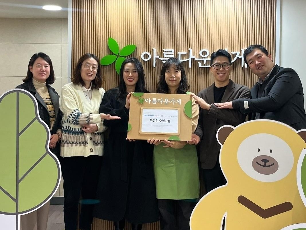 본문 이미지 - &#39;아름다운 에코 크리스마스가 오네&#40;O-NE&#41; 나눔특별전’에 참여한 CJ대한통운, 에이치알엠, 아름다운가게 등 유관기관 관계자들이 기념사진을 찍고 있