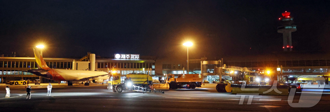 (제주=뉴스1) 공항사진기자단 = 19일 새벽 제주공항 유도로에서 폭설 대비 제설훈련이 진행되고 있다.훈련에는 견인식 제설차와 일체식 제설차, 액상제설제 살포차, 고속송풍기 등 대 …