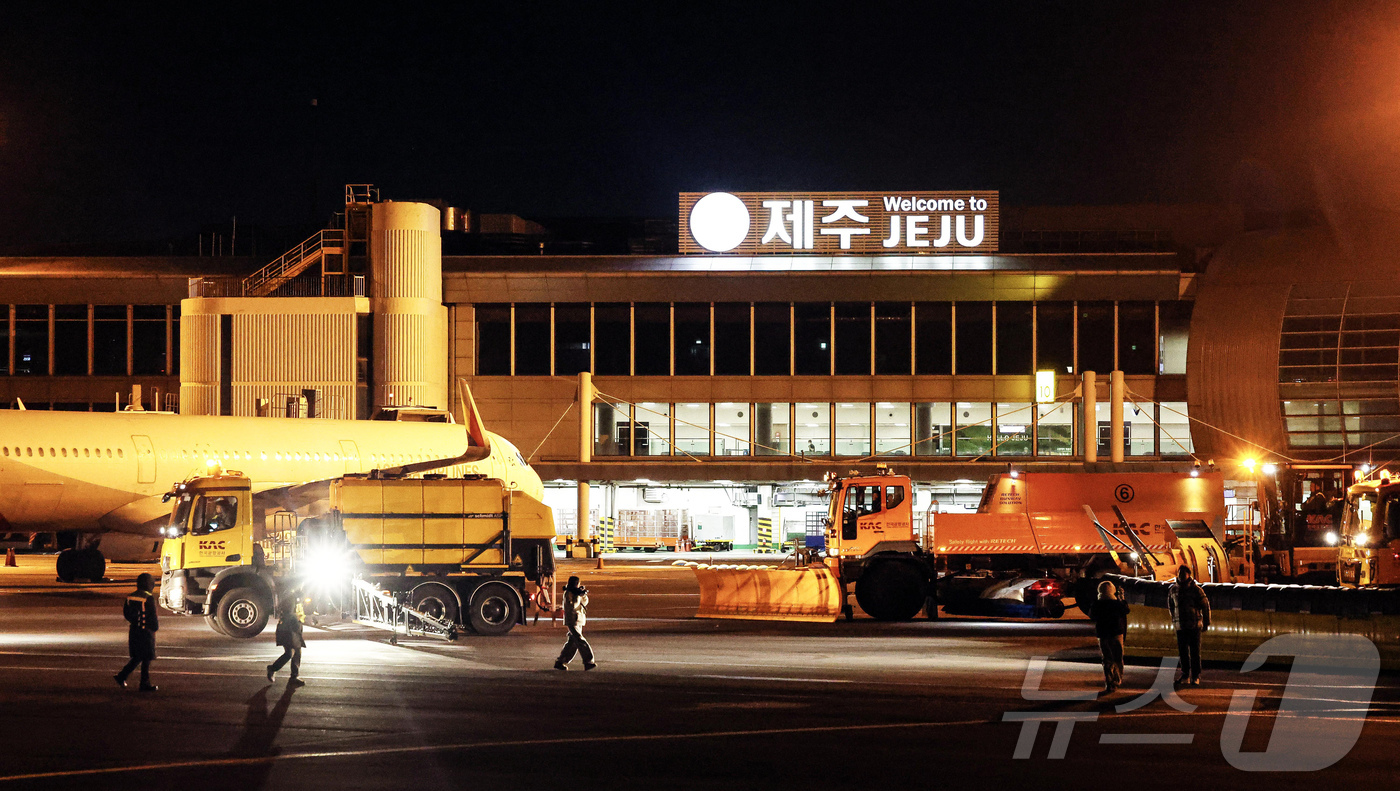 (제주=뉴스1) 공항사진기자단 = 19일 새벽 제주공항 유도로에서 폭설 대비 제설훈련이 진행되고 있다.훈련에는 견인식 제설차와 일체식 제설차, 액상제설제 살포차, 고속송풍기 등 대 …