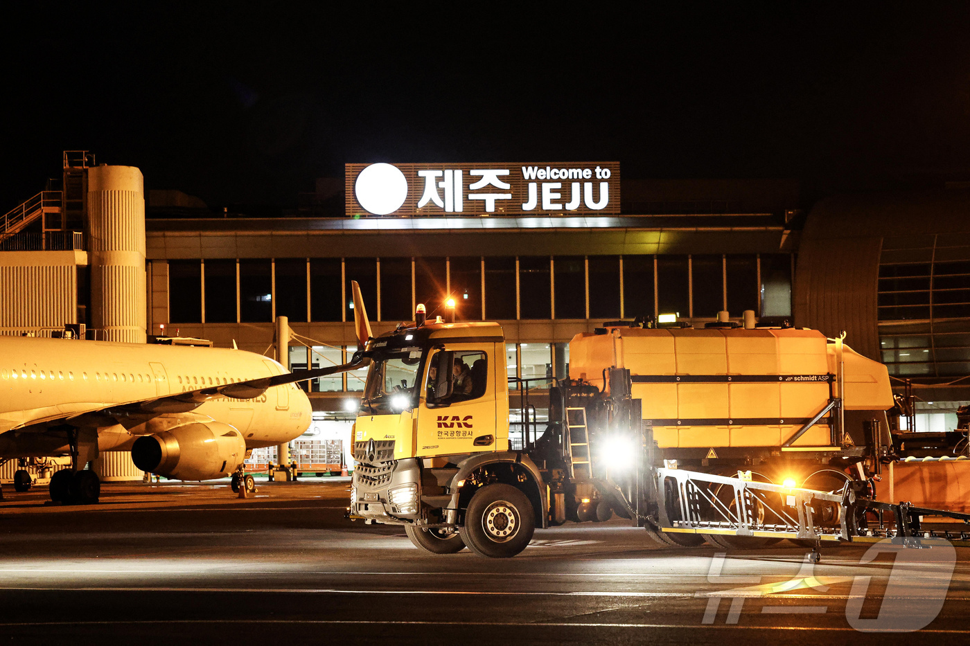 (제주=뉴스1) 공항사진기자단 = 19일 새벽 제주공항 유도로에서 폭설 대비 제설훈련이 진행되고 있다.훈련에는 견인식 제설차와 일체식 제설차, 액상제설제 살포차, 고속송풍기 등 대 …