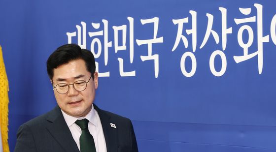 정책조정회의 입장하는 박찬대 원내대표