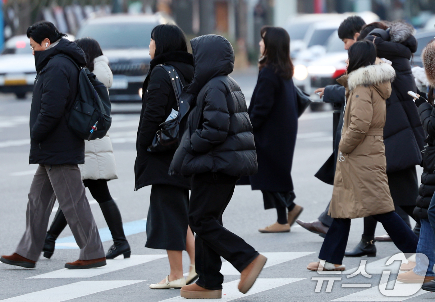 (서울=뉴스1) 황기선 기자 = 서울 아침 최저기온은 -6.7도까지 내려가며 한파가 찾아온 19일 오전 서울 세종대로사거리에서 시민들이 출근길 발걸음을 재촉하고 있다. 2024.1 …