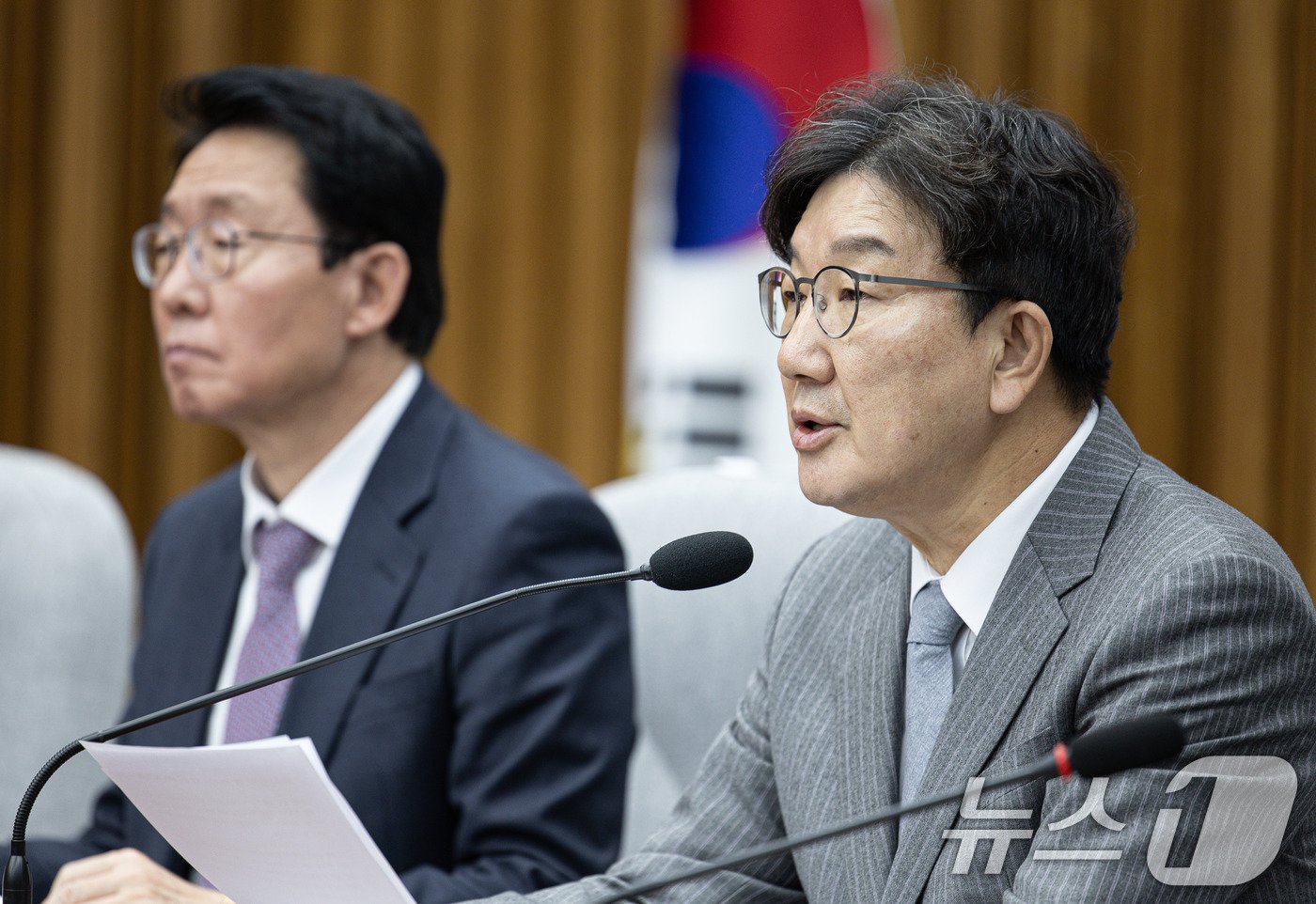 본문 이미지 - 권성동 국민의힘 대표 권한대행 겸 원내대표가 19일 오전 서울 여의도 국회에서 열린 원내대책회의에서 발언을 하고 있다. 2024.12.19/뉴스1 ⓒ News1 이재명 기자