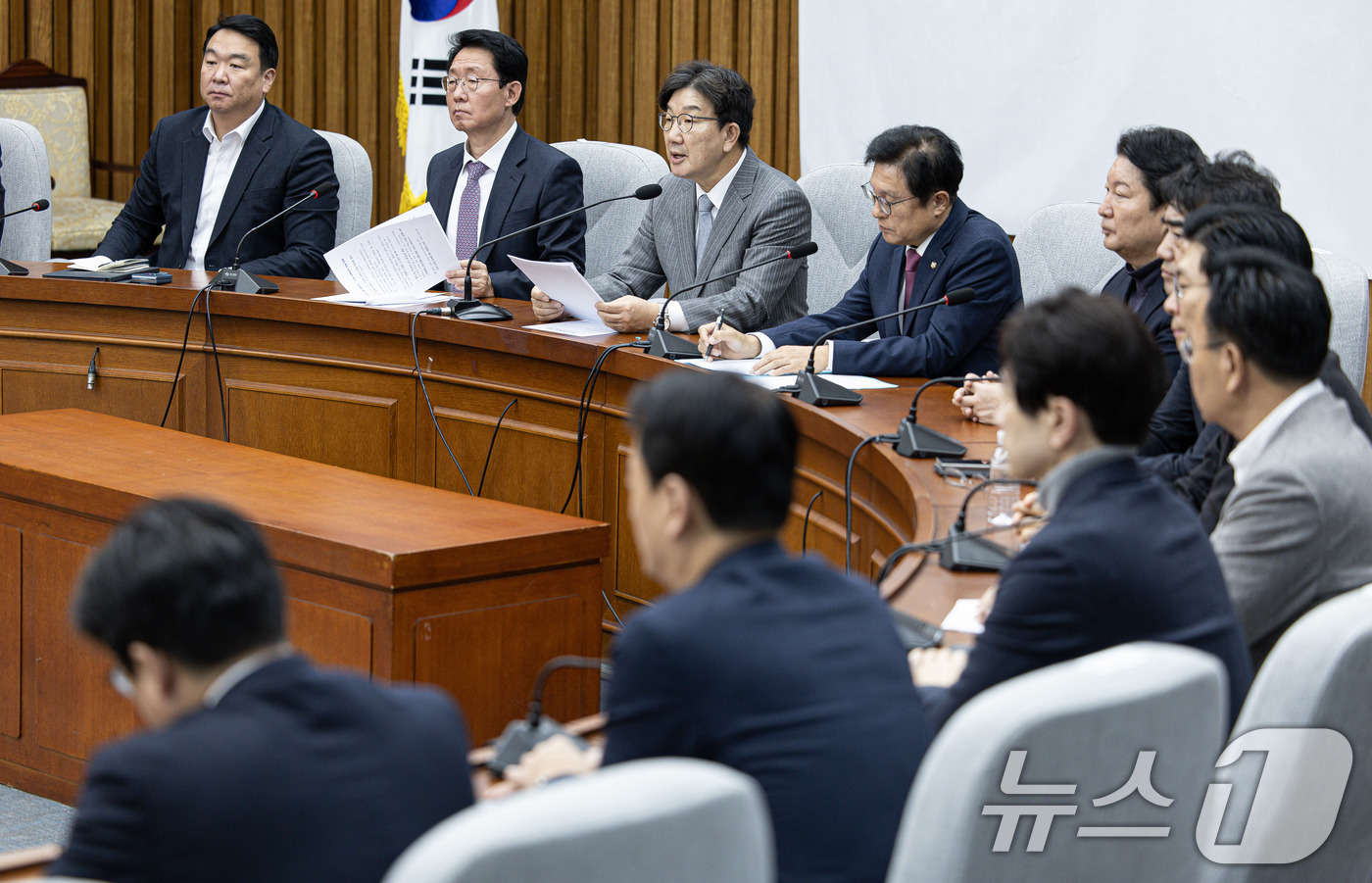 (서울=뉴스1) 이재명 기자 = 권성동 국민의힘 대표 권한대행 겸 원내대표가 19일 오전 서울 여의도 국회에서 열린 원내대책회의에서 발언을 하고 있다. 2024.12.19/뉴스1