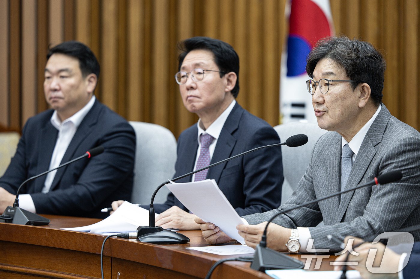 권성동 국민의힘 대표 권한대행 겸 원내대표가 19일 오전 서울 여의도 국회에서 열린 원내대책회의에서 발언을 하고 있다. 2024.12.19/뉴스1 ⓒ News1 이재명 기자