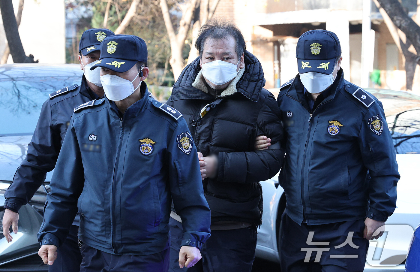 (서울=뉴스1) 장수영 기자 = 불법 정치자금 수수 혐의를 받는 '건진법사' 전성배 씨가 19일 오전 서울 양천구 서울남부지방법원에서 열린 영장실질심사(구속 전 피의자심문)에 출석 …